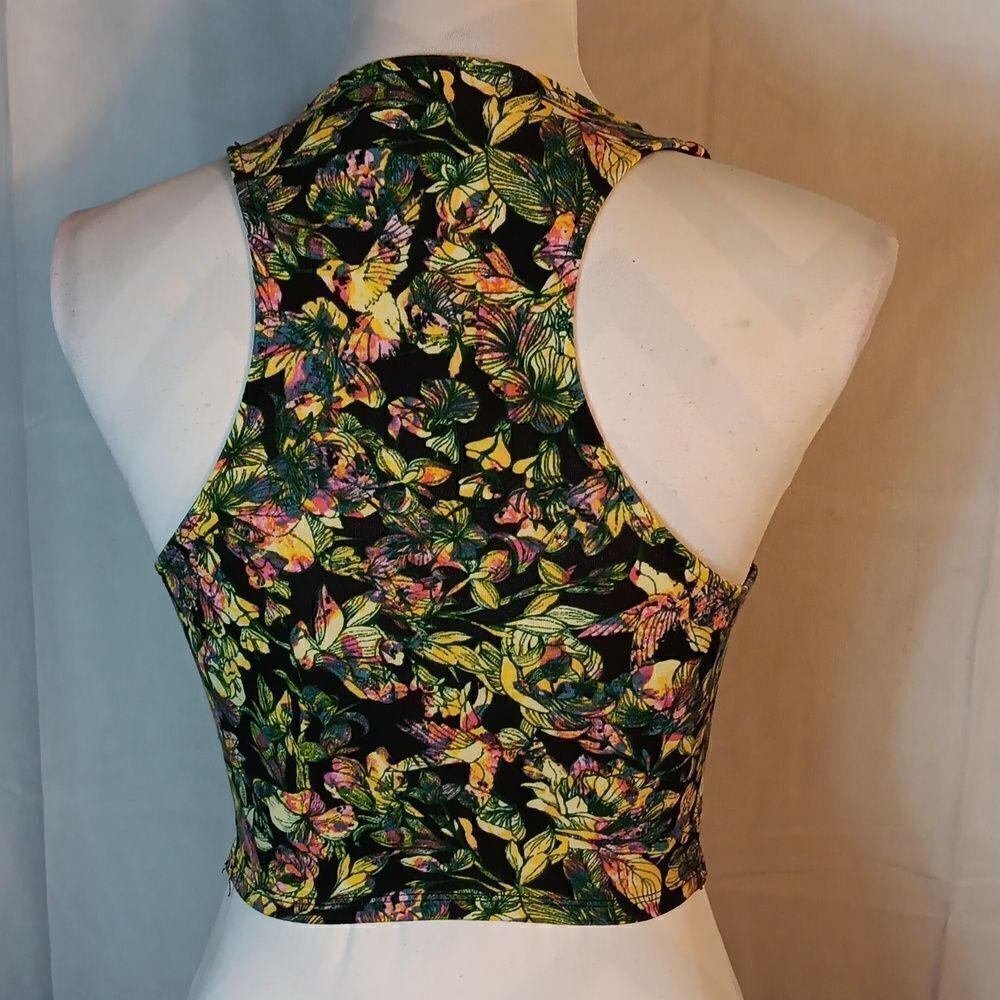 Ambar Cropped Racerback Tanktop - Picture 3 of 5